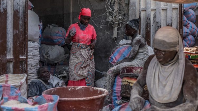 Müller füllen Säcke mit Mehl auf dem Antokpa Market, dem größten Open Air Markt in Westafrika