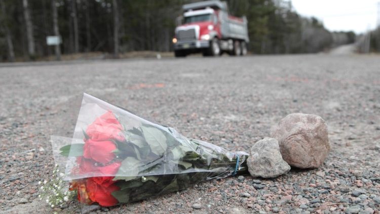 Flores deixadas no local onde uma das vítimas foi alvejada