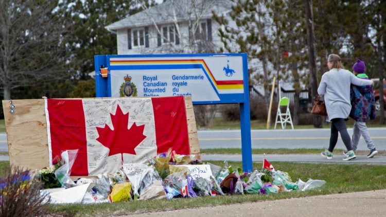 Le Canada rend hommage aux victimes de la tuerie des 18 et 19 avril, ici à Enfield, en Nouvelle-Écosse