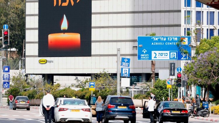 Menschen in Tel Aviv steigen an diesem Dienstag zum Gedenken aus ihren Autos aus, während die Sirenen heulen