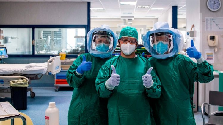 Zdravotníci rímskej nemocnice Tor Vergata, starajúci sa o nakazených koronavírusom (21.4. 2020)