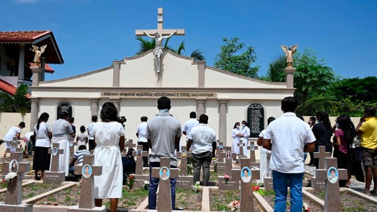 斯里蘭卡信友在聖堂前追悼去年復活節襲擊事件的罹難者