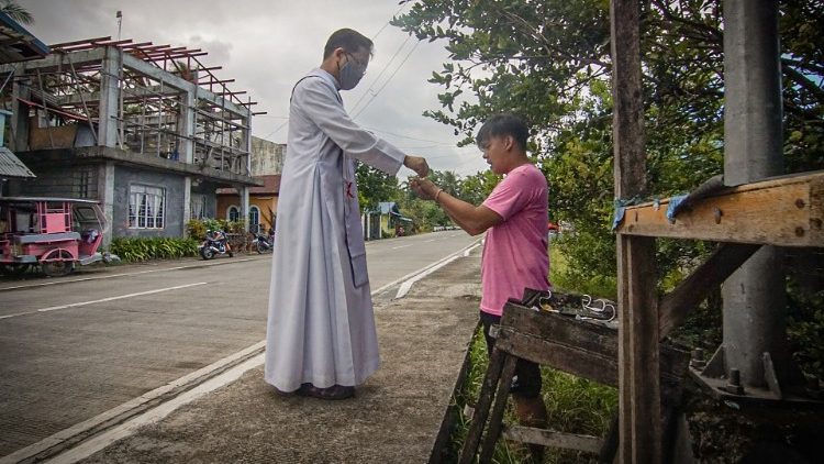Un prêtre et un fidèle aux Philippines, en avril 2020