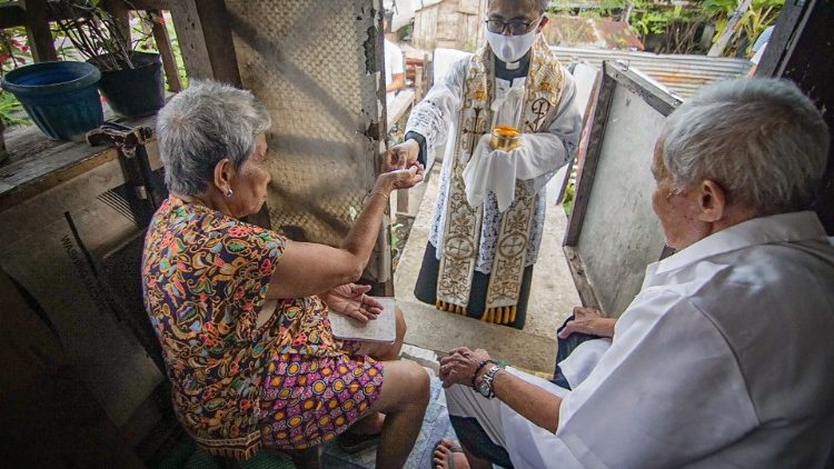 Một linh mục Philippines mang Mình Thánh cho người dân trong thời đại dịch