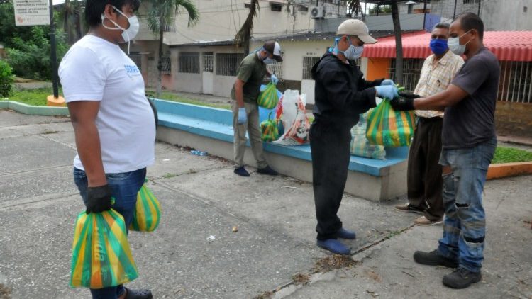 Aiuti ai migranti venezuelani in a Guayaquil, in Ecuador, una delle città più colpite dal virus in sudamerica