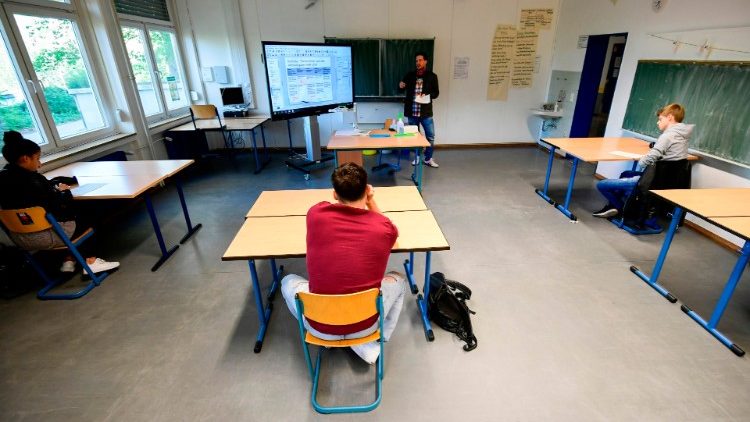 Na Alemanha, um exemplo que reúne alunos presentes com aula à distância para outros