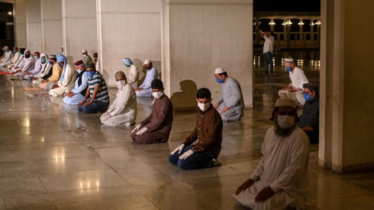 मस्जिद में नमाज पढ़ते हुए पाकिस्तानी मुसलमान