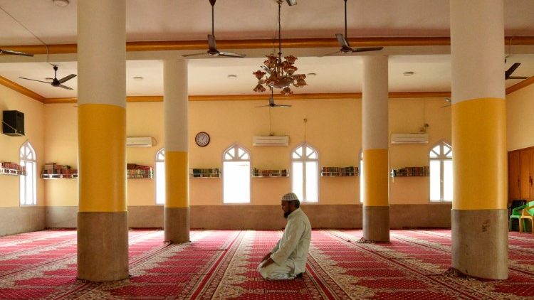 काठमांडू के एक मस्जिद में नमाज पढ़ता हुआ एक मुस्लिम