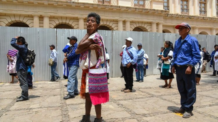 Indigene auf dem Hauptplatz von San Cristobal in Chiapas warten darauf, bei den Behörden vorgelassen zu werden