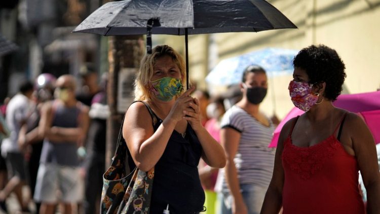 No Rio de Janeiro, desempregados em filas pra receber auxílio emergencial no fim de abril