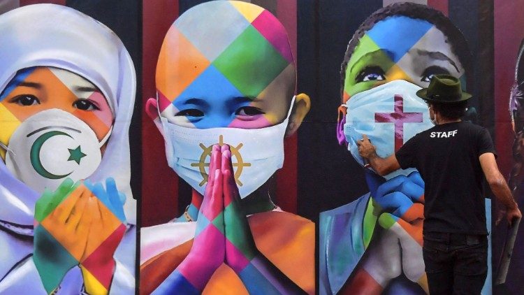 Бразилски артист рисува по стените съжителство между религиите, Сао Пауло, Бразилия, 25 април 2020