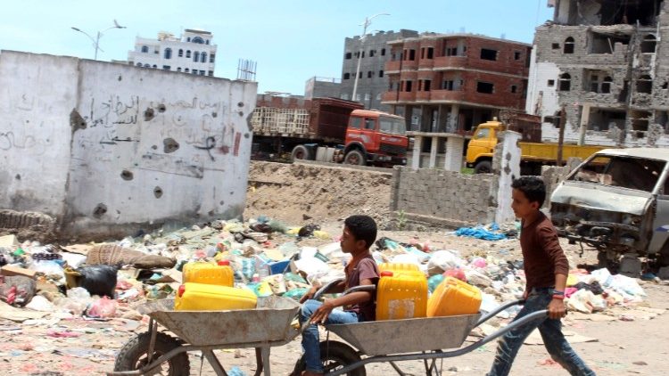 Yemen,  ragazzi riempiono taniche d'acqua ad Aden