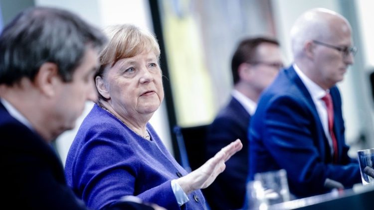 Söder, Merkel und der Hamburger Bürgermeister Tschentscher bei der Pressekonferenz
