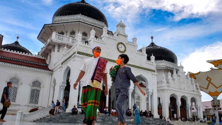 Un père et son fils sortant d'une mosquée en Indonésie, le 1er mai 2020.