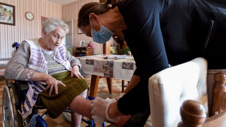 Une infirmière à domicile soignant une femme de 88 ans, en avril 2020 dans le département de l'Eure-et-Loir, en France. 