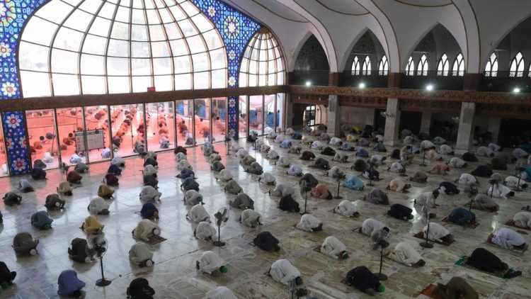 पाकिस्तान के एक मस्जिद में प्रार्थना करते मुसलमान