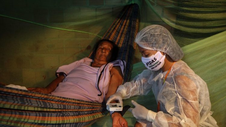 Un'indigena di Manaus assistita a casa da un'infermiera indigena