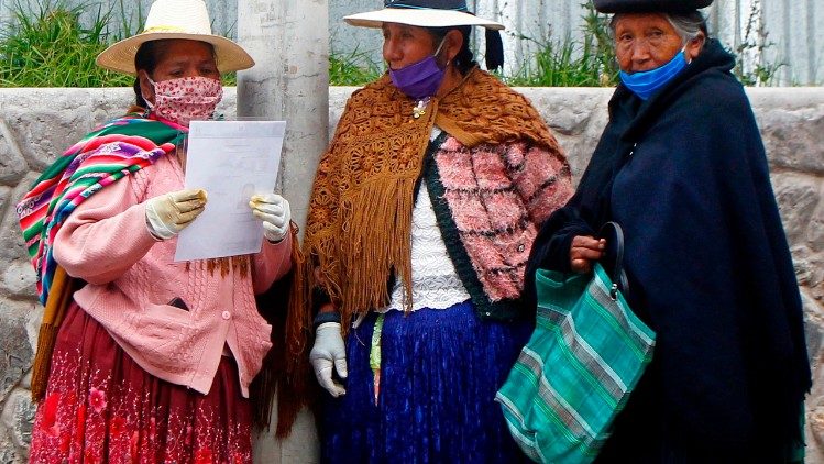 Peruanos em expectativa para receber auxílio do governo