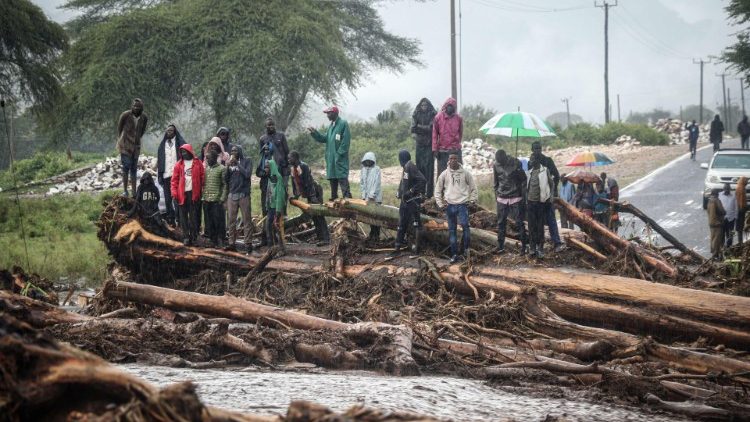 Dramatisch: Die Menschen Kenias haben nicht nur mit Corona zu kämpfen, sondern auch mit Heuschrecken und Überschwemmungen