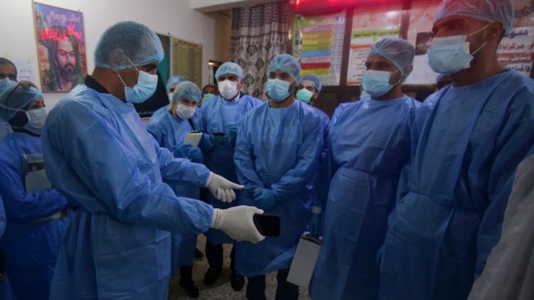 Profissionais de saúde iraquianos recebem instruções num centro de saúde na capital Bagdá