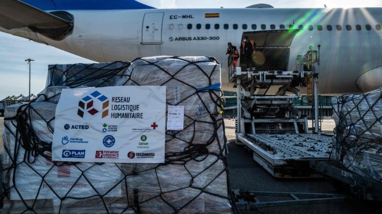 Humanitární zásilka EU s materiálem k prevenci Covid-19  směřující do Bangui připravena k odletu z letiště Saint-Exupéry u Lyonu, 7. května 2020