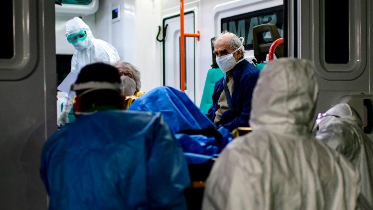 Une personne âgée atteinte du coronavirus prise en charge à Buenos Aires le 7 mai.