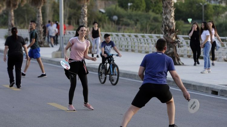 Junge Libanesen nutzen die Erleichterung der Covid-19-Maßnahmen für Freizeitaktivitäten