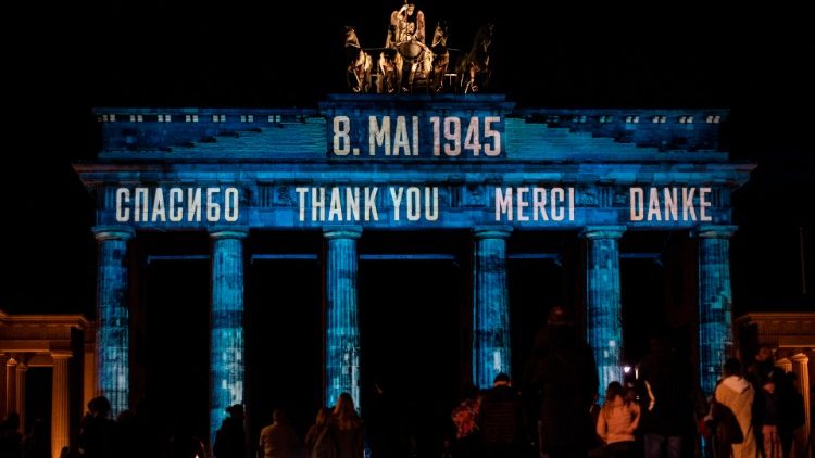 La porte de Brandebourg à Berlin en Allemagne, à l'occasion des commémorations du 8 mai 1945, le 8 mai 2020. 