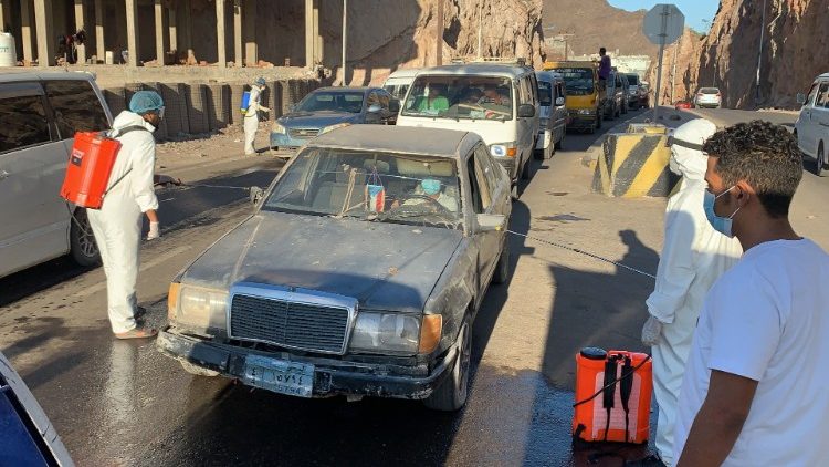 Dezinfekcija motornih vozila u Adenu u sklopu mjera protiv širenja zaraze koronavirusom