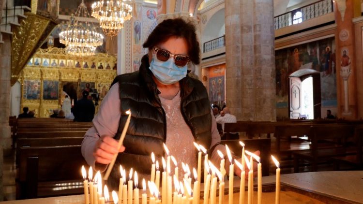 Bön i kyrka i Libanon under Covid-19 pandemin 
