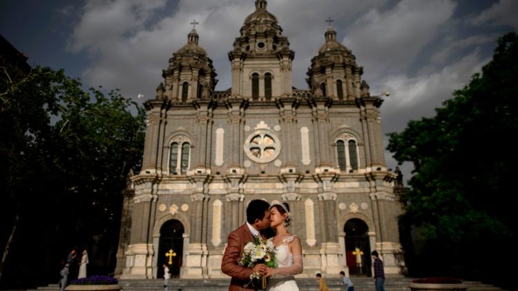 In China wird nach Corona jetzt wieder kirchlich geheiratet, hier ein Paar vor der St. Joseph's Church in Beijing
