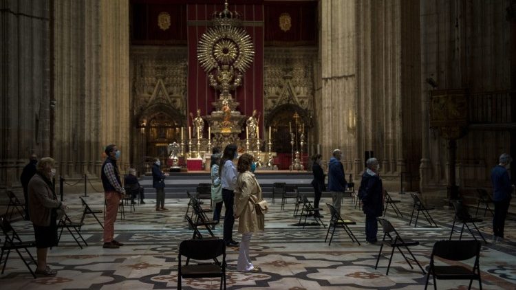 Hiszpania: po dwóch miesiącach otwarto kościoły