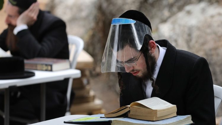 Mit Virenschutz: Talmudschüler in Jerusalem