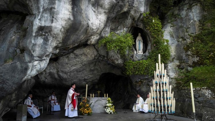 Santuario de Lourdes sin fieles.