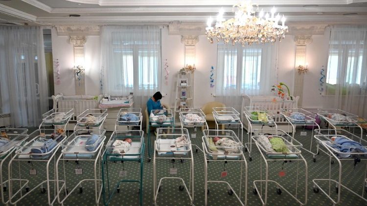 Culle in una clinica ucraina specializzata in maternità surrogata