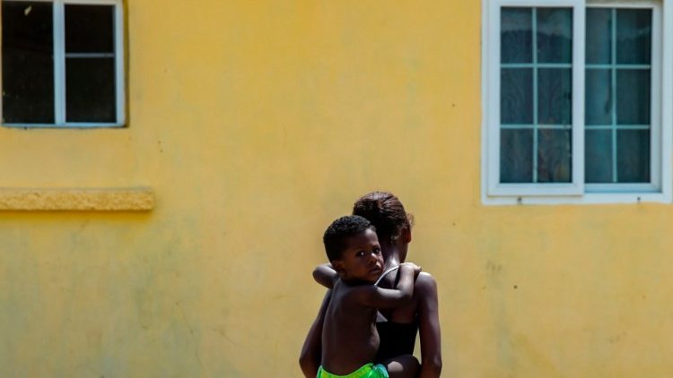 Panamenha carrega seu filho na Ilha Pedro Gonzalez, Panamá