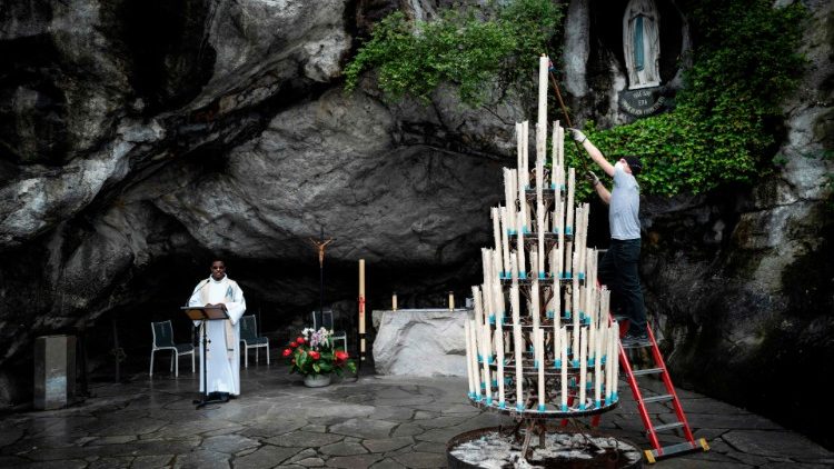Un chapelain à la grotte de Massabielle dans le sanctuaire de Lourdes le 16 mai dernier.