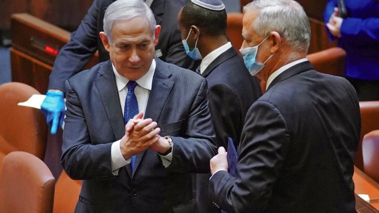 Netanyahu e Gantz durante il giuramento del nuovo governo