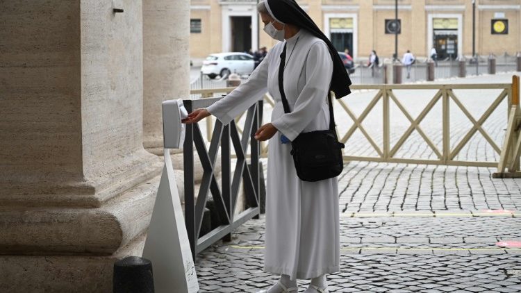 Une religieuse se désinfecte les mains avant d'entrer dans la Basilique Saint-Pierre