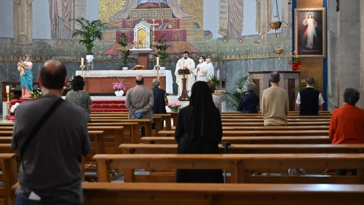 Messe dans l'église Santa Maria Regina Pacis à Rome, le 18 mai 2020.