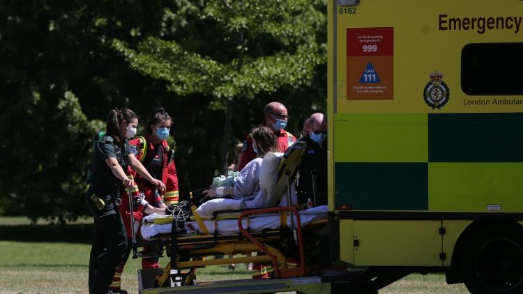 Eine Ambulanz in Londons Regent's Park trasportiert einen Patienten ab