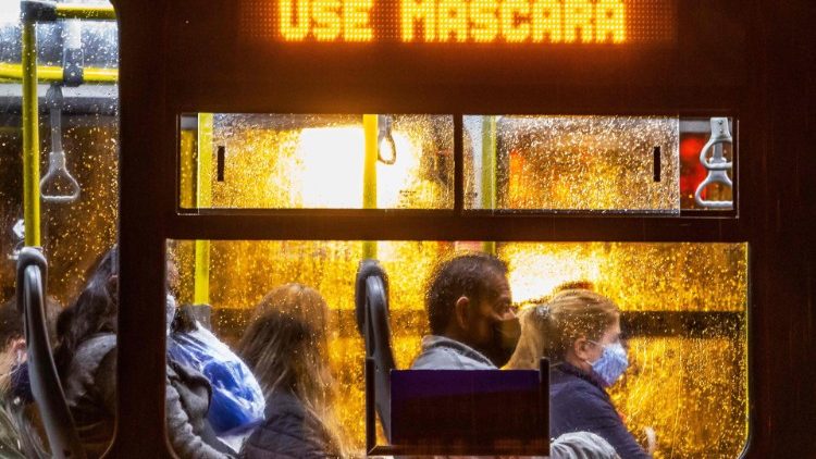 Anche a Curitiba, in Brasile, sui mezzi pubblici è fondamentale l'uso della mascherina (Daniel Castellano/AFP)
