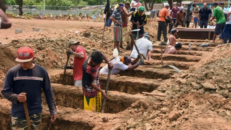 A cause du manque de places, des ouvriers sont chargés de creuser de nouvelles tombes dans un cimetière de Managua