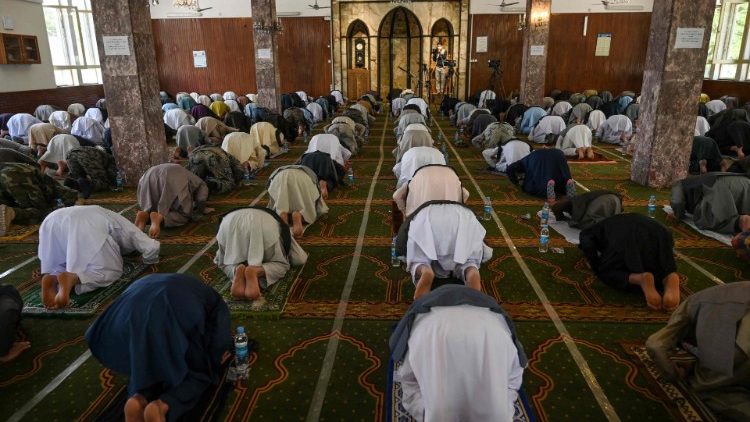 Preghiera in una moschea di Kabul per la fine del Ramadan