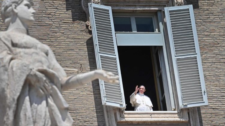 Pope to resume Regina Coeli from St Peter's Square