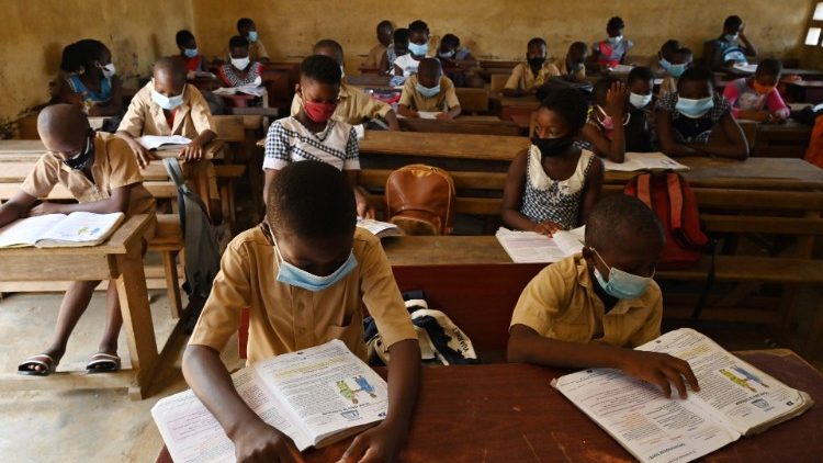 Crianças em escola no distrito de Attecoube, Abidjan
