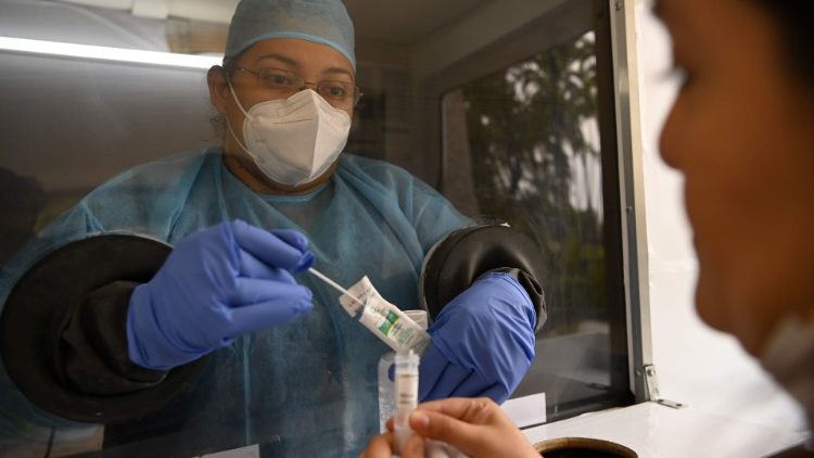 Funcionário do Ministério da Saúde coletando amostra para um teste da Covid-19, em San Salvador