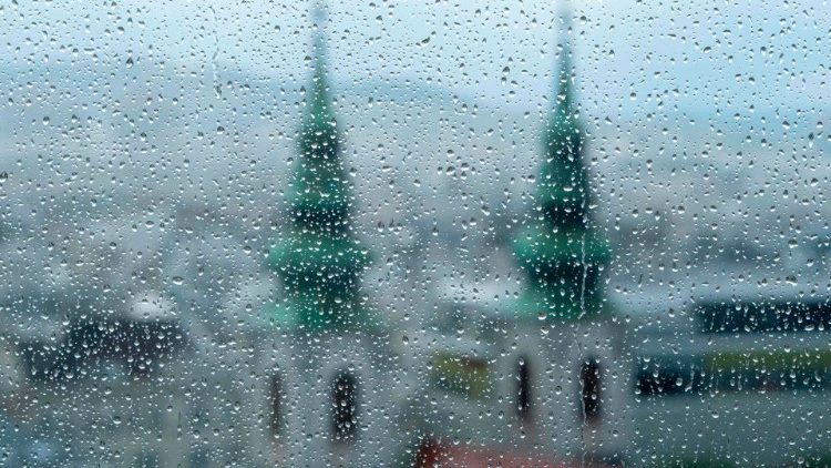 Kirchtürme in Wien - Aufnahme durch ein regennasses Fenster