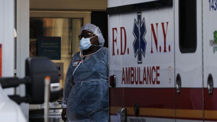 Un'infermiera attende un paziente all'ingresso del reparto Covid-19 di un Centro a New York