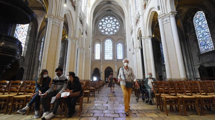 Francja: jak żyć po pandemii, episkopat radzi prezydentowi